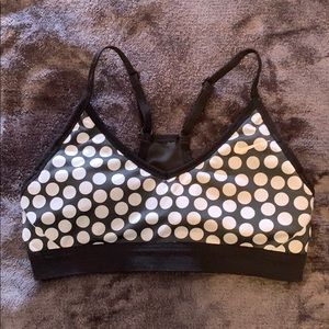 Nike, Light Support v-cut Sports Bra